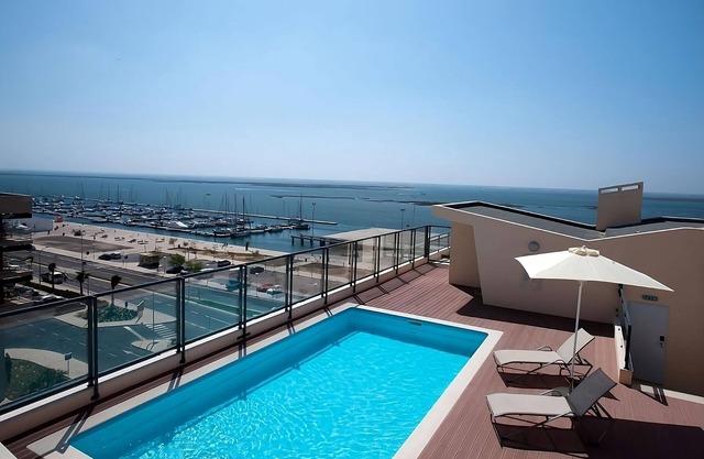 Spacious 3BR Accommodation with Kitchen! Outdoor Swimming Pool, Pet-friendly!