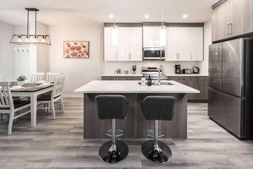 Spacious 3BR Duplex, Near Downtown & Shopping! FREE Banff Pass, Netflix, Wine, Parking! Group of up to 16 - Ask us!