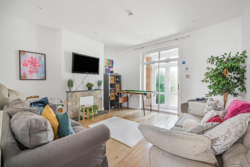 Spacious 4 bed, 3 bath house - Free parking