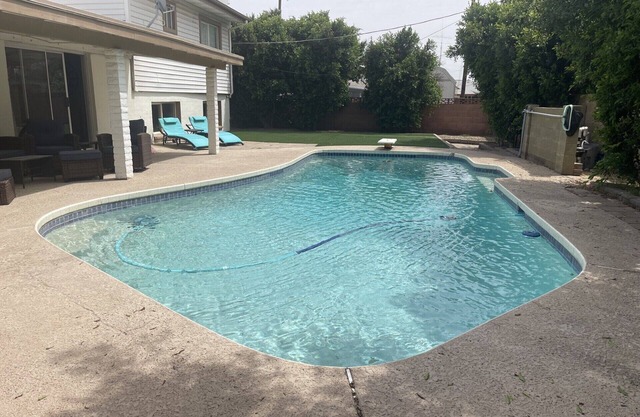 Spacious 4-bed/3-Bath house by GCU with pool/yard/lawn