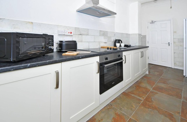 Spacious 4 Bed House - Near Alton Towers