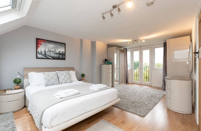 Spacious 4-Bed House Direct Link to Central London| Pass the Keys