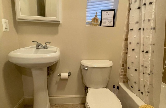 Spacious 4-bedroom apartment with AC, WiFi in amazing Washington DC