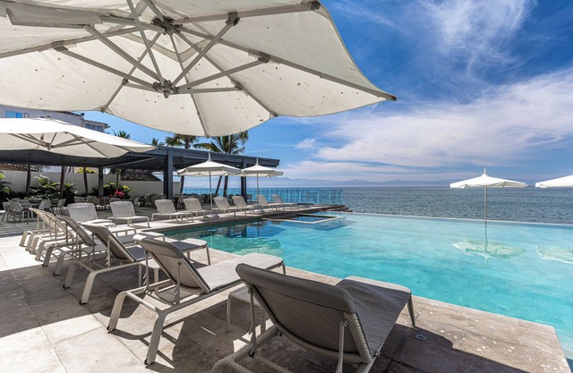 Spacious 4-bedroom beach front condo in new Bantay Resort