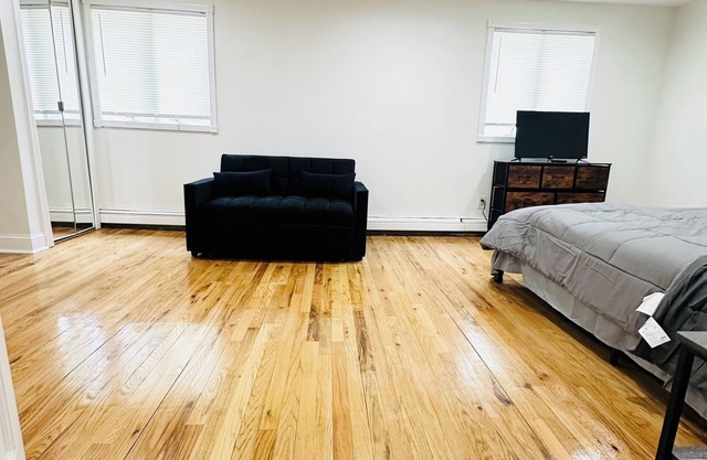 Spacious 4-bedroom house in lovely Lynbrook with WiFi, AC free parking