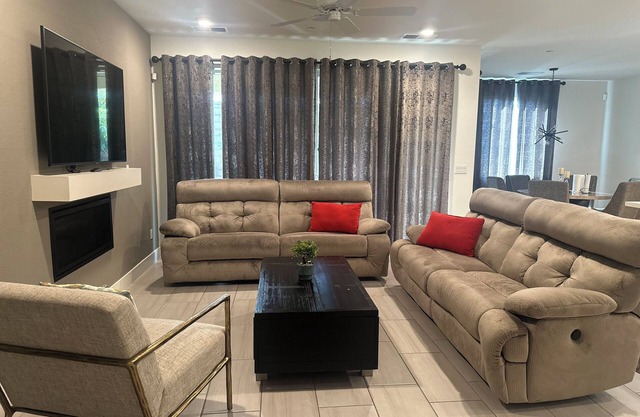 Spacious 4-bedroom house in superb Lodi with AC, WiFi