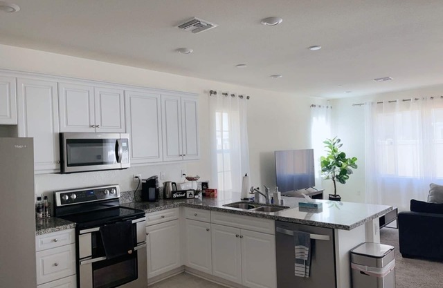 Spacious 4-bedroom house with WiFi, AC in peaceful Chino