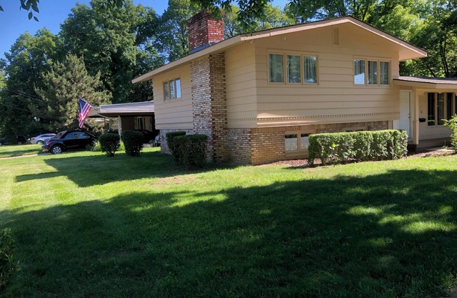 Spacious 4-bedroom house in lovely Flint with fitness room, WiFi