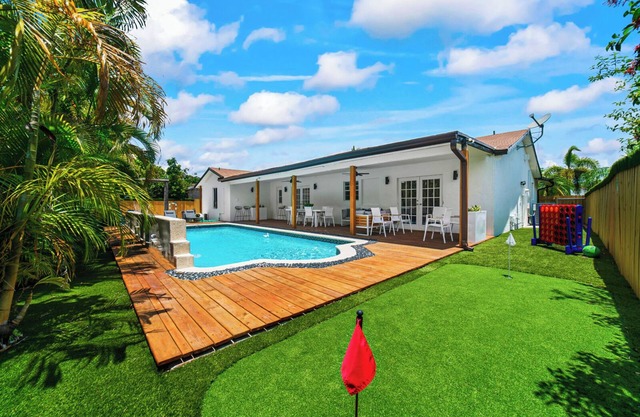 Spacious 4-bedroom house with heated pool in amazing Miami/game room