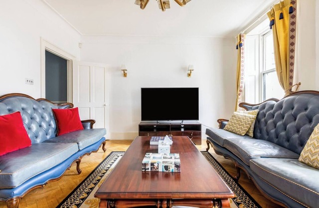 Spacious 4 Bedroom Royal Villa next to Buckingham Palace