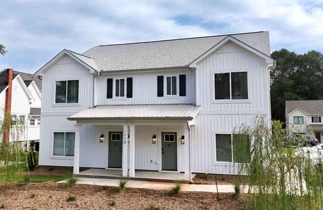 Spacious 4-bedroom townhome in Central with AC, WiFi. Enjoy your stay