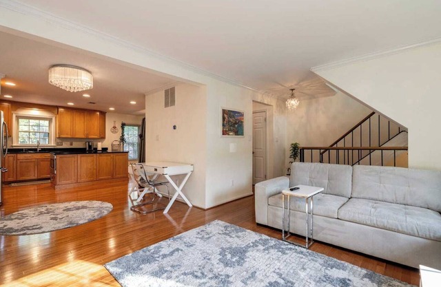 Spacious 4-bedroom townhome in Oakton with AC, WiFi