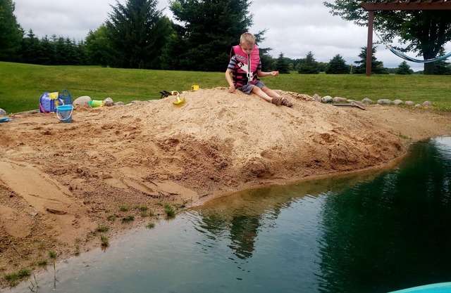 Spacious 4-bedroom with AC, fitness room, WiFi and manmade pond in Oshkosh.