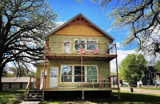 Spacious 4-BR House, Lake and Park across the street!