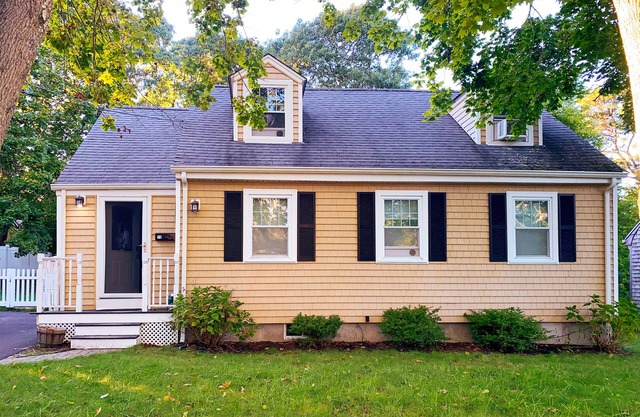 Spacious 4 BR Retreat near Water Wizz, Pond & Beaches - Perfect Family Getaway!