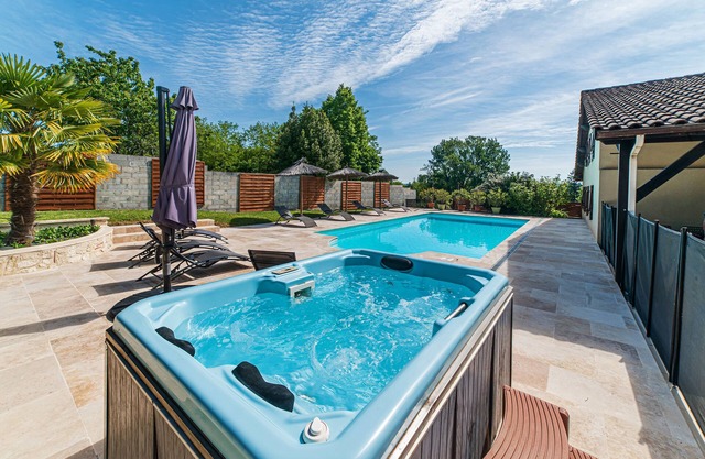 Spacious 410m² 3-star cottage: private heated pool, spa, canoes and paddl