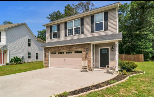 Spacious 4Bdr house 15 Mins From Parris Island and Downtown Beaufort