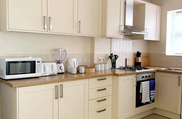 Spacious 4Bed Home Near Woking Attractions&Nature