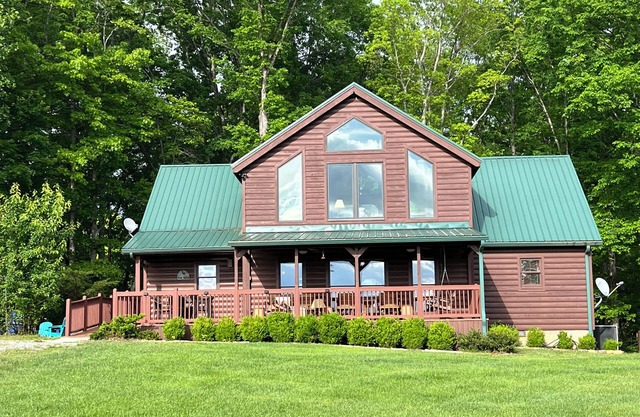 Spacious 4BR/3BA Cabin w/Stunning Views – Near Fall Creek Falls!