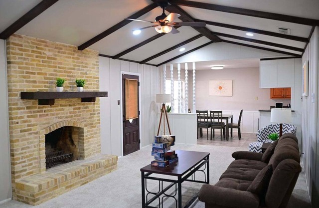 Spacious 4BR Furnished Extended Stay near Randolph AFB Fast Wi-Fi W/D SA