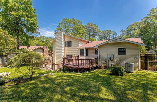 Spacious 4BR Home: Pet Friendly 20 min to Downtown
