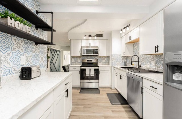 Spacious 4BR Retreat Wi-Fi + Pets OK