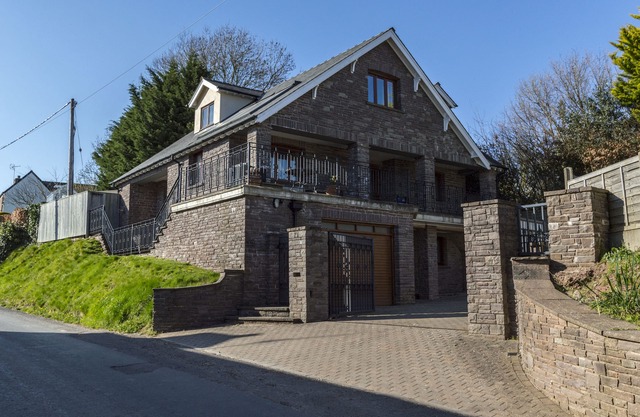 Spacious 5 bed property with hot tub/sauna situated in picturesque Grosmont