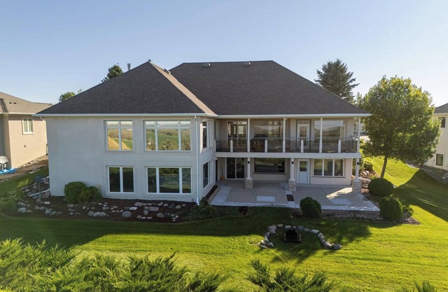 Spacious 5-bedroom 3 bath house with AC and WiFi in charming Bismarck