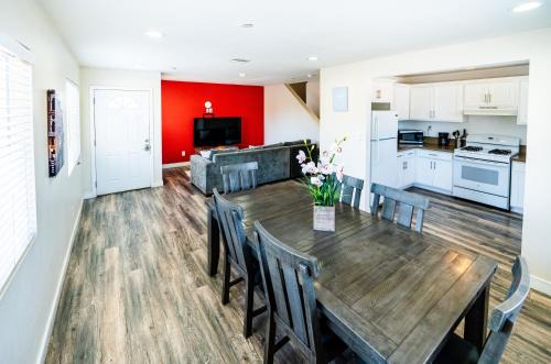 Spacious 5 Bedroom 3 Bath Modern Home by Downtown LA With Parking