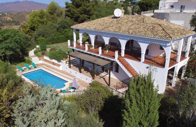 Spacious 5 bedroom 5 bathroom family villa with spectacular views to the sea