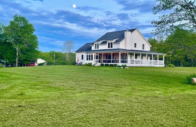 Spacious 5-bedroom house with WiFi, AC in delightful Rock Creek