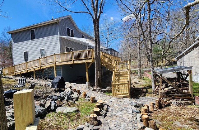 Spacious 5-bedroom house enjoyable Bushkill w/AC - game room - WiFi -EV charger