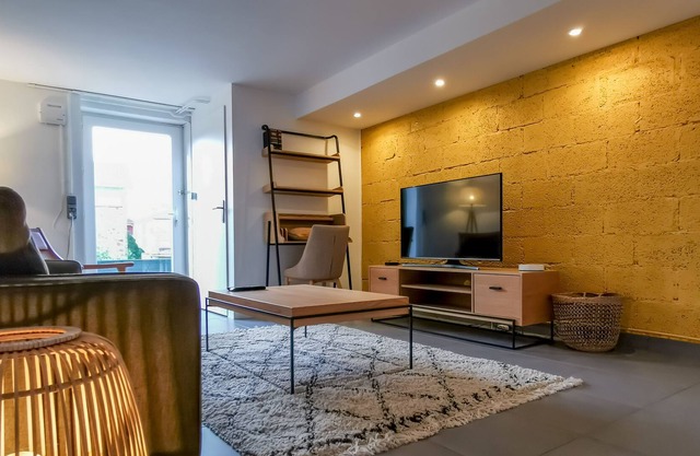 Spacious 5-Bedroom House in Limoges: Near CHU, Parking, Air Conditioning