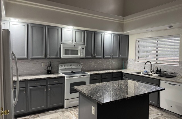 Spacious 5-bedroom house in delightful Phoenix with WiFi, AC