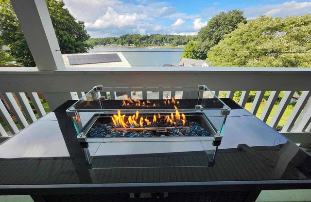 Spacious 5-bedroom lake house in charming Hanoverton with hot tub, WiFi, AC