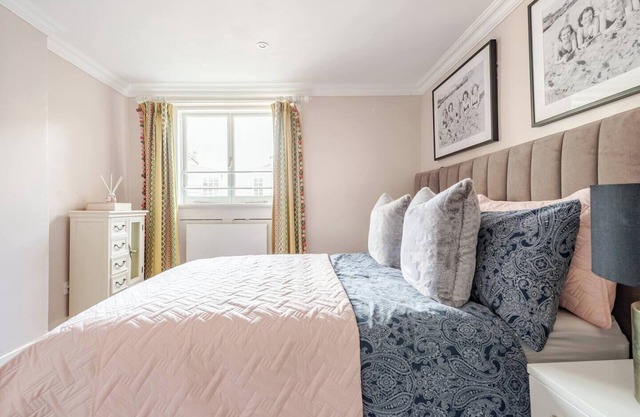 Spacious 5 Bedroom Mansion with AC, WiFi Opposite Buckingham Palace