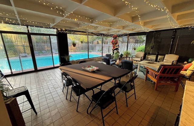 Spacious 5 bedroom Retreat with Pool & Tennis Court Near KS State Fair