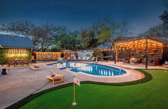 Spacious 5-bedroom Heated Pool with Spa, Movie Room, Golf + More