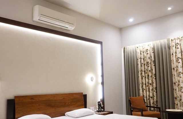 Spacious 5-bedroom villa in charming Jaipur with WiFi, AC