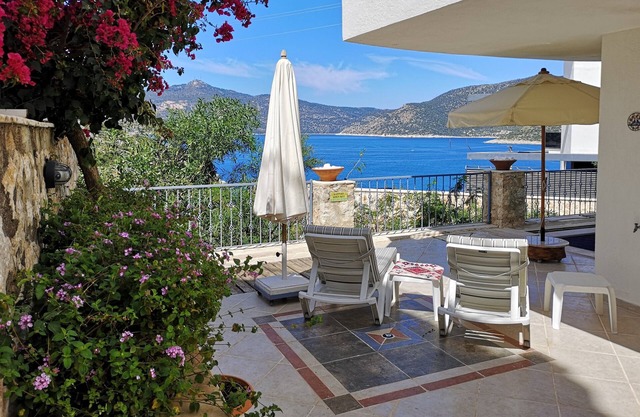Spacious 5 Bedroomed Villa With Pool, 200 Metres From the Sea