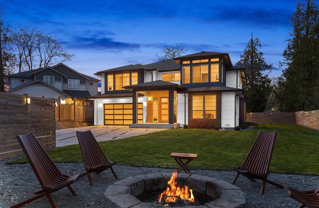 Spacious 5BR/3BA + Game room, Tacoma Home w/Covered Deck & Fireplace