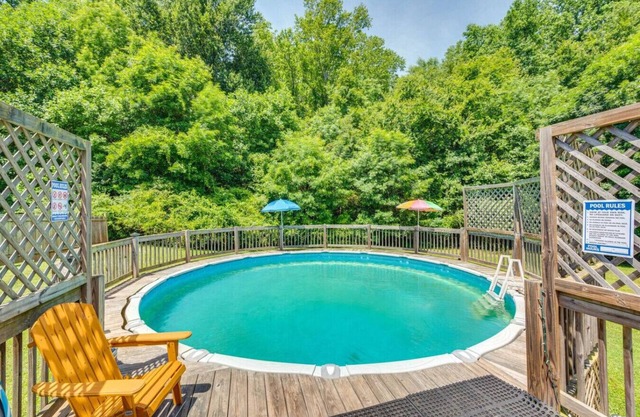 Spacious 5BR Oasis w/Pool + Deck