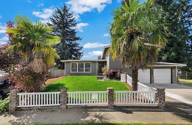 Spacious 5BR Retreat w/Sunshine & Lush Green near Bellevue, Seattle and Airport