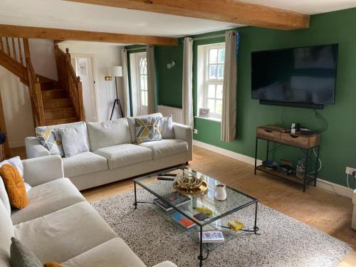 Spacious 6-Bed Countryside Home Surrounded by Nature