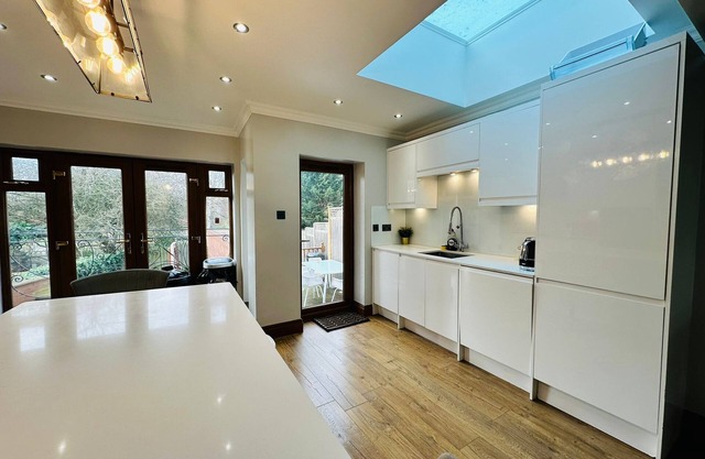 Spacious 6 Bed House in Wembley