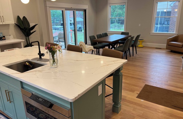 Spacious 6-bedroom house in charming Del Ray Alexandria with WiFi, AC, Walkable
