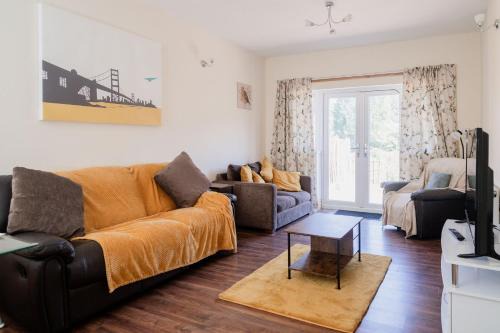 Spacious 6 bedroom House in Dudley with optional Nursery-Drive and Garage-Families and Contractors Welcome