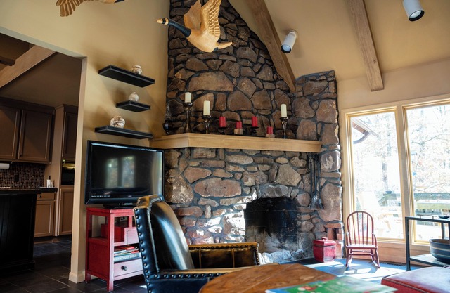 Spacious 6-bedroom house on 25 acres in the Ozarks w/hot tub and private trail!