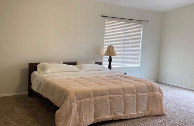 Spacious 6-bedroom ,4 bath house in awesome Casa Grande with WiFi, AC !