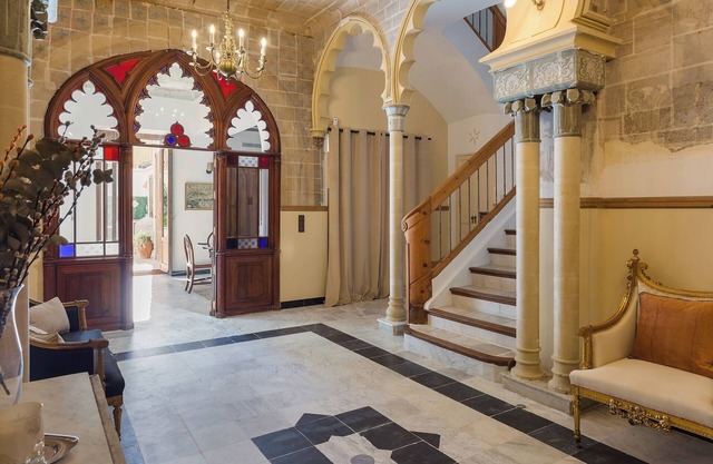 Spacious 7-bedroom, 8-bathroom townhome with patio and rooftop terrace in Dénia